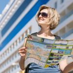 אונייה או סיור חוף: מתי מומלץ להישאר באונייה בזמן העגינה