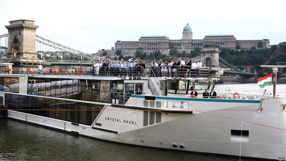 Crystal Ravel -ברקע בודפשט היפה. צילום קריסטל