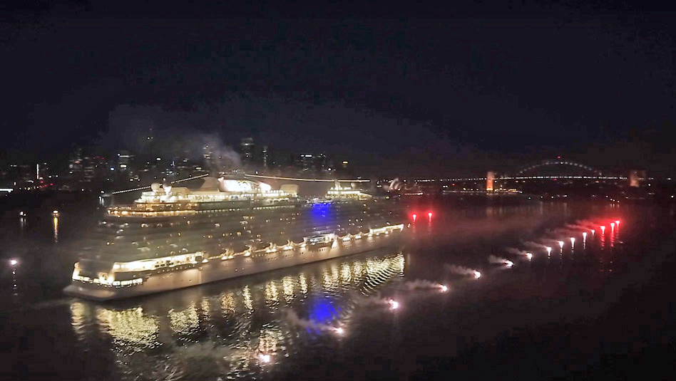 זיקוקים צבעוניים מקבלים את כניסתה של המג'סטיק פרינסס לנמל סידני. צילום יוטיוב