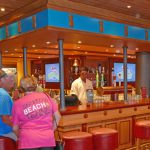 “לחיים, לחיים: קרניבל מרימה כוסית לכבוד הנוסעים המתמידים