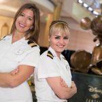 צוות דיסני קרוז ליין שומר על קשר