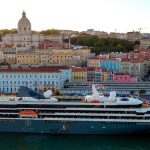 חברת Atlas Ocean Voyages מציעה סיורי חוף כלולים במחיר