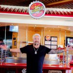 גיא פיירי השיק המבורגר חדש בצי אוניות קרניבל קרוז ליין