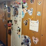 קישוטי דלתות בקרוזים: טרנד שמח במסדרונות לב ים