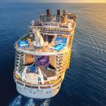 אונייה מסדרת אואזיס נכנסת למבדוק יבש לפני ההגעה לים התיכון