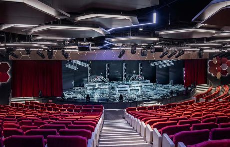 MSC World America: ריקוד מושחת וקווין על המים