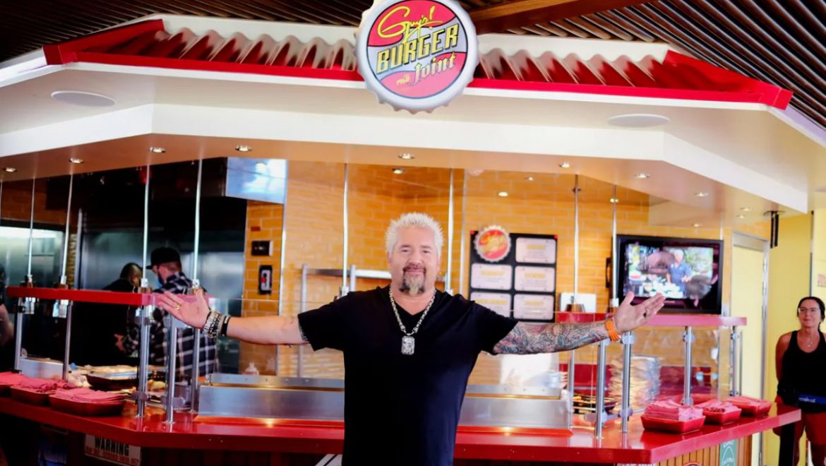 גיא פיירי השיק המבורגר חדש בצי אוניות קרניבל קרוז ליין