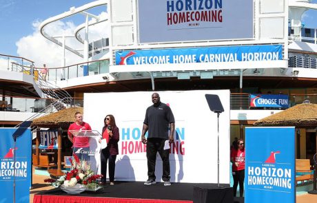 שאקיל אוניל בעמדת הסנטר בקבלת הפנים לקרניבל הורייזן במיאמי