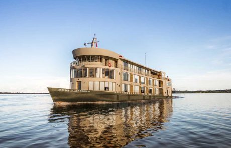 דלפין אמזון קרוזס: חברת השיט הראשונה שהצטרפה לרלה א שאטו