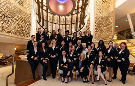 סלבריטי קרוזס חוגגת את יום האישה הבינלאומי