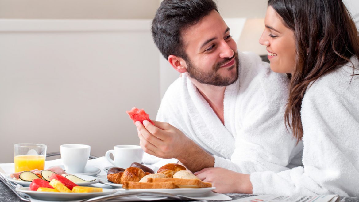 פינוק בלב ים: שירות חדרים באוניות קרוזים