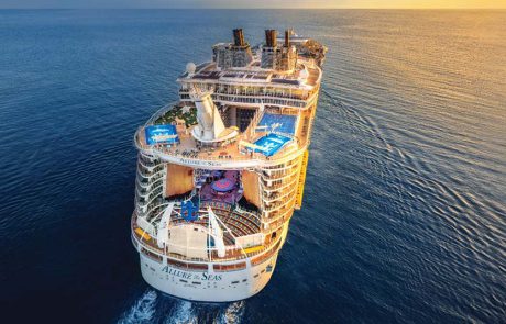 חג הפסח 2025 יראה אחרת: Allure of the Seas בברצלונה