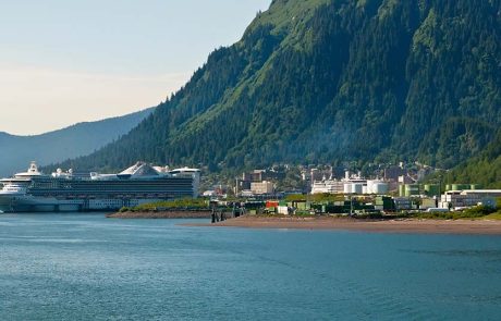 חיפושים נרחבים בג’ונו: נוסעת ספינת תענוגות נעדרת לאחר טיול רגלי