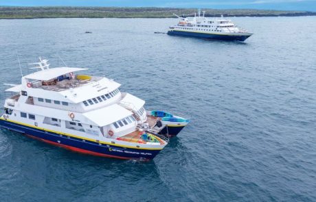 נשיונל ג’יאוגרפיק-לינדבלד חונכת שתיים מספינותיה בגלאפגוס