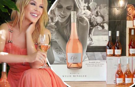 קיילי מינוג מציגה יין מבעבע ללא אלכוהול באוניות פרינסס קרוזס