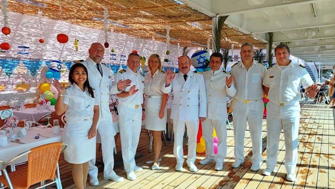 “קראון איריס” של “מנו ספנות”: גם השנה תארח ב”סוכה המשייטת”