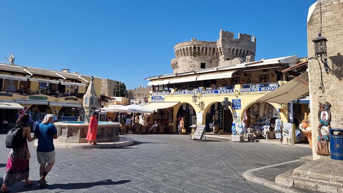 התיירים מגיעים – ועכשיו גם משלמים: מסי תיירות חדשים לנוסעי שייט