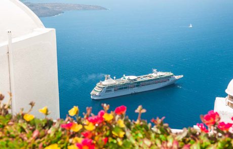 ממשלת יוון תטיל ‘מס תיירות יתר’ על נוסעי קרוזים בסנטוריני ובמיקונוס