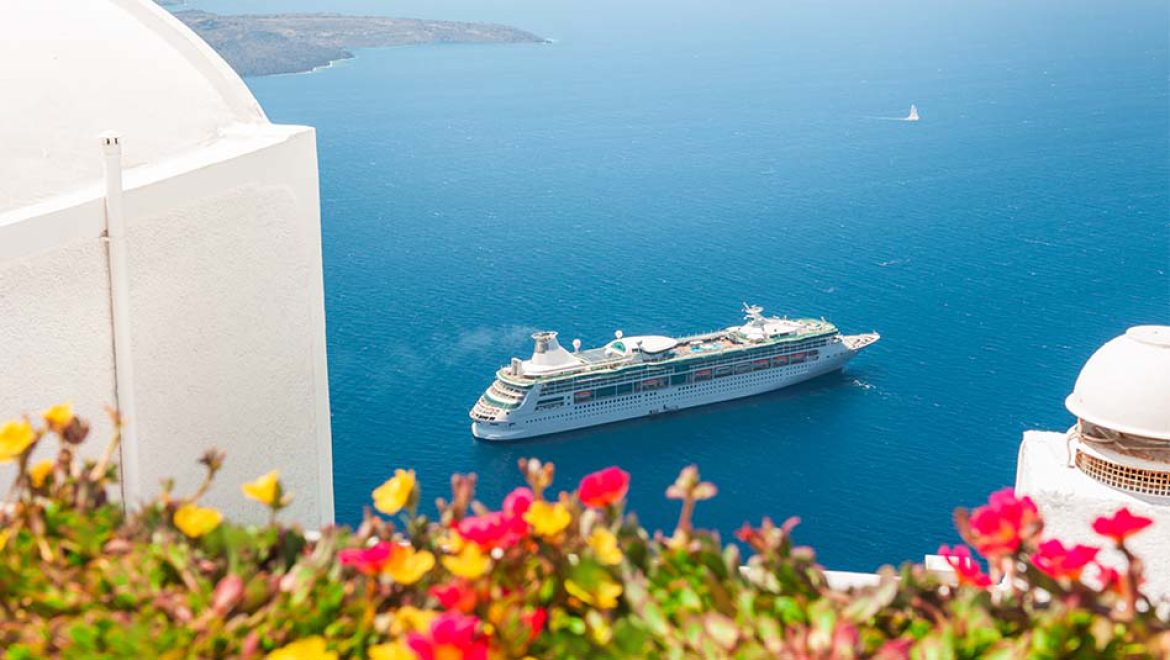 ממשלת יוון תטיל ‘מס תיירות יתר’ על נוסעי קרוזים בסנטוריני ובמיקונוס