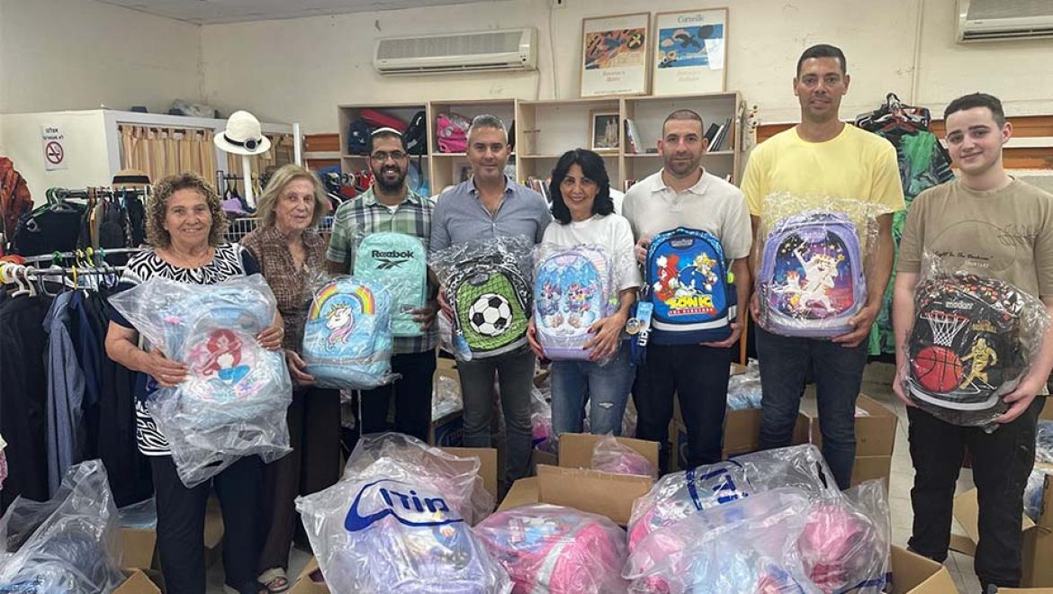 “תיק לכל ילד”: עובדי נמל חיפה תרמו ילקוטים לתלמידי טירת כרמל