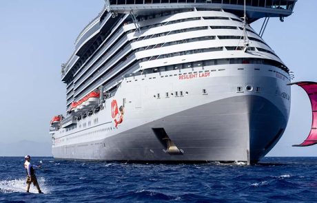 אדם קפץ מסיפון מספר 16 של אוניית קרוזים מול חופי יוון