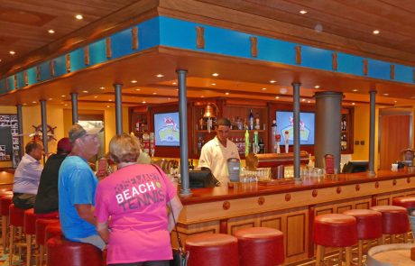 “לחיים, לחיים: קרניבל מרימה כוסית לכבוד הנוסעים המתמידים