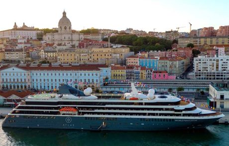 חברת Atlas Ocean Voyages מציעה סיורי חוף כלולים במחיר