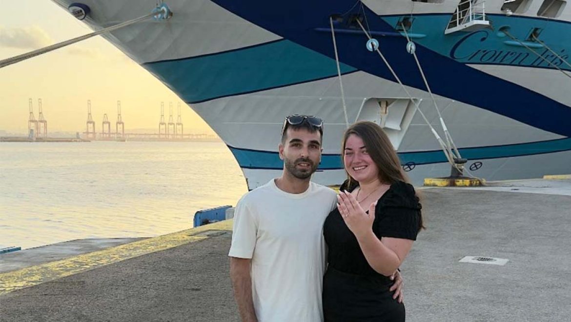 הצעת נישואין בלב הים: עידן כרע ברך בסיפונה של “קראון איריס”