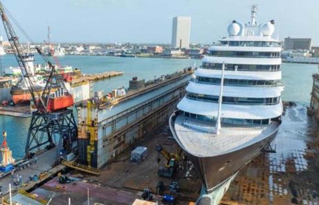 מגה יאכטה אולטרה יוקרתית יצאה ממבדוק יבש בדרכה לארגנטינה