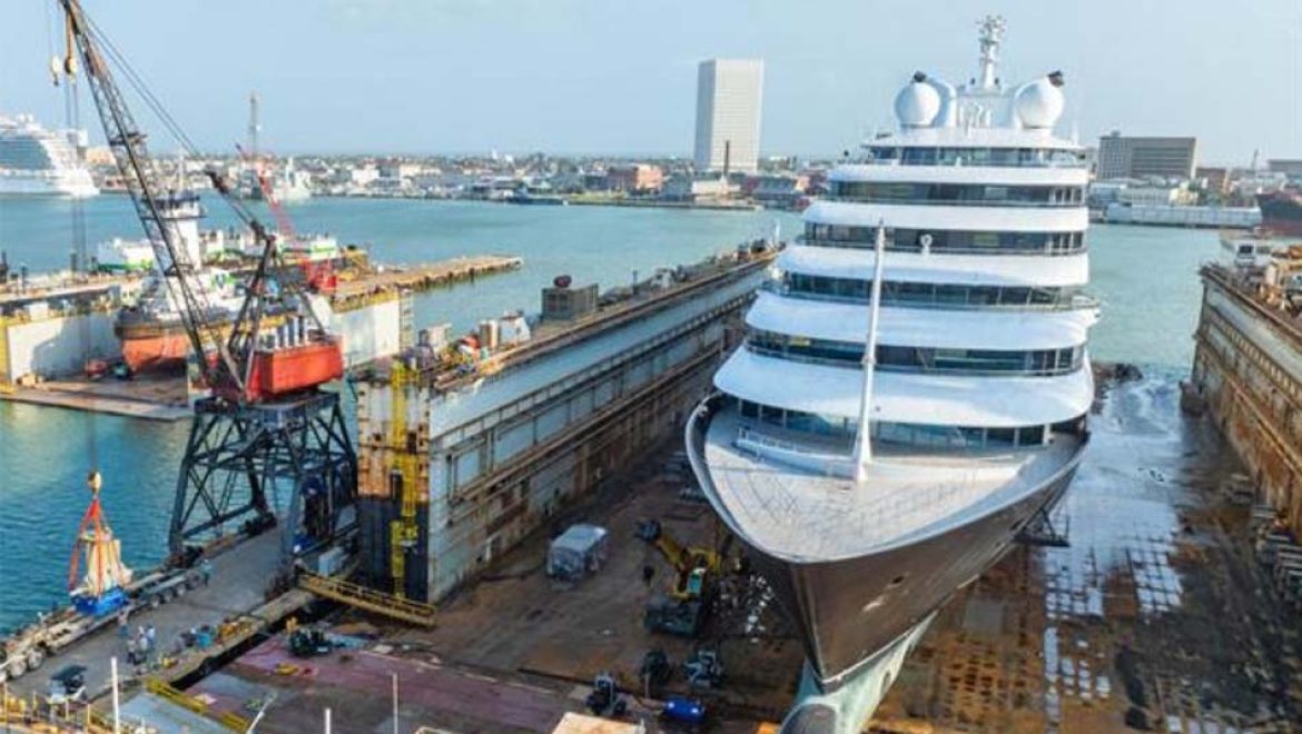 מגה יאכטה אולטרה יוקרתית יצאה ממבדוק יבש בדרכה לארגנטינה