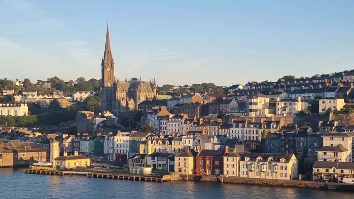 בנמל קורק, אירלנד מסיימים את עונת ההפלגות בסיפוק וגאווה